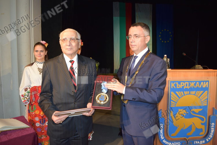 Местният парламент единодушен: Почетен гражданин е д-р Атанас Дафовски