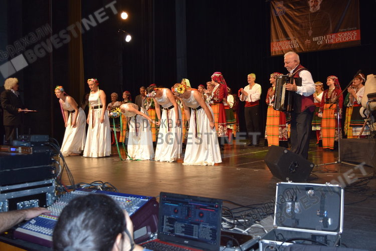 С концерт-приказка бе представен албумът „С песните на хората“ на отец Петър Гарена