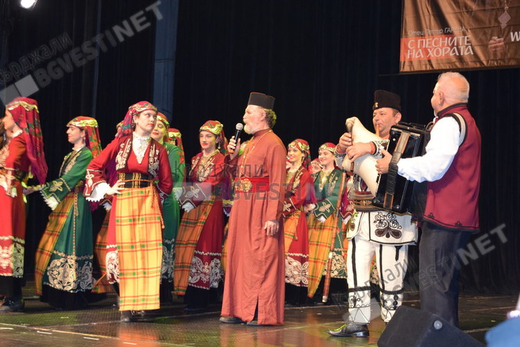 С концерт-приказка бе представен албумът „С песните на хората“ на отец Петър Гарена