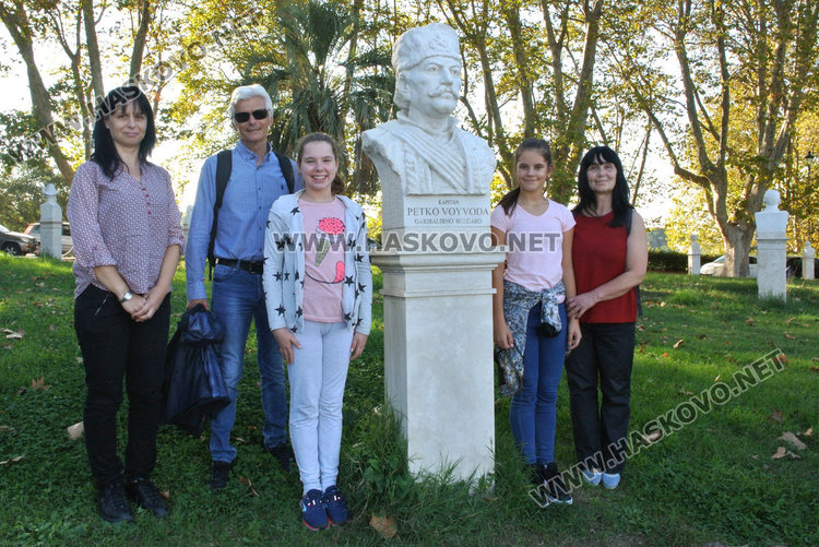 Хасковски ученички се поклониха пред паметника на капитан Петко войвода на гарибалдийския хълм в Рим 