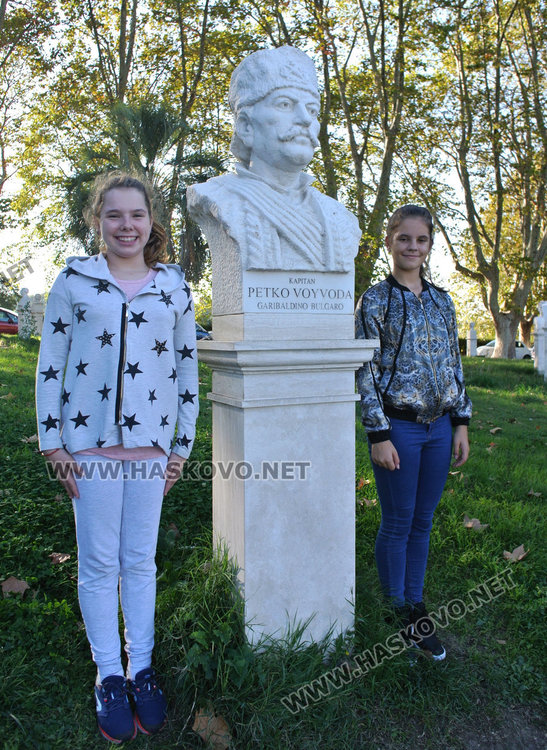 Хасковски ученички се поклониха пред паметника на капитан Петко войвода на гарибалдийския хълм в Рим 