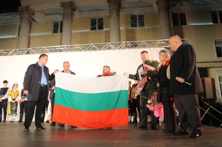 Областният управител развя трибагреника на концерта на ансамбъл "Българе"