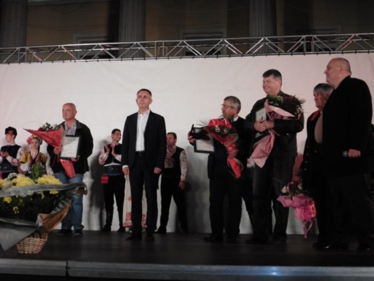 Кметът награди с Почетен знак – Герб на община Кърджали – проф. Иван Гаврилов, Илчо Илчевски и Ангел Авренлиев за активната им дарителска дейност