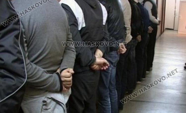 Спипаха четирима помагачи на нелегални чужденци