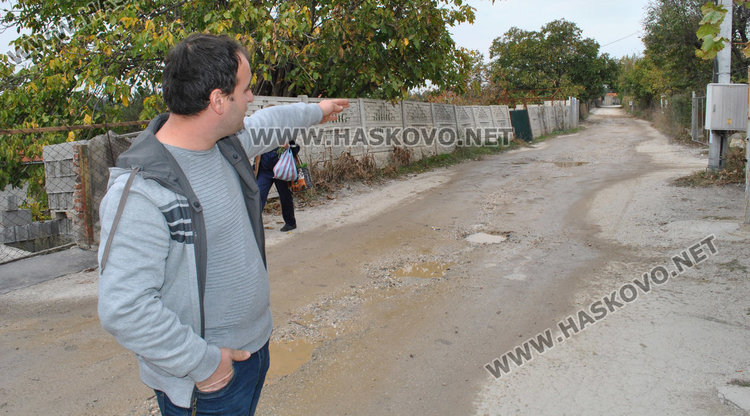 Теч от авария наводни Куба, изрови улица във вилната зона