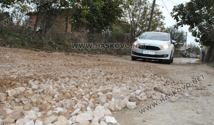 Теч от авария наводни Куба, изрови улица във вилната зона