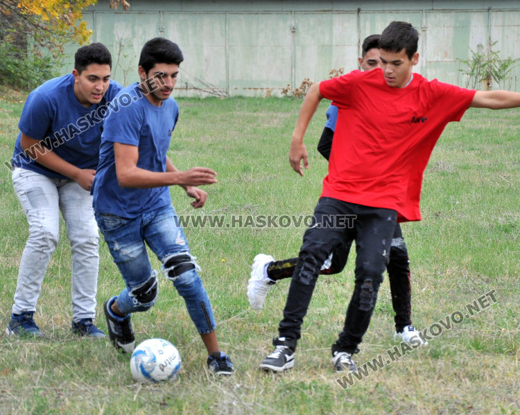 В Автото приобщават новаците 8-класници с футбол