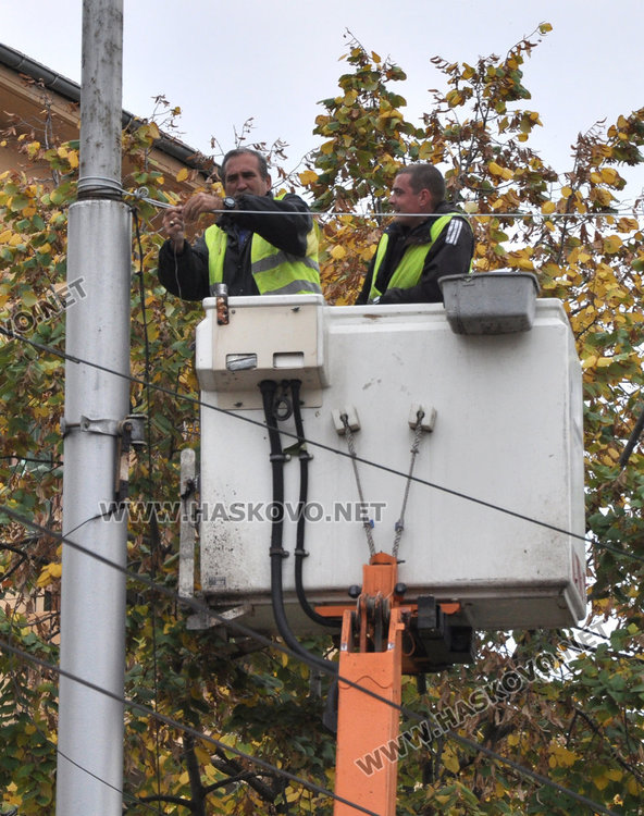 Стягат коледната украса на Хасково