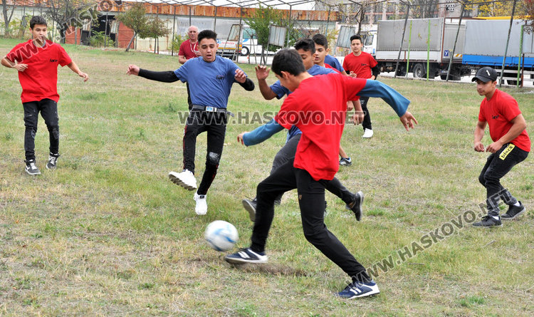 В Автото приобщават новаците 8-класници с футбол