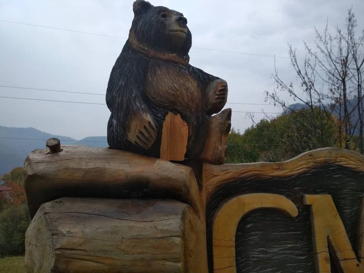 Отрязаха крака на мечето на дървената скулптура на входа на Смолян, Общината слага камери