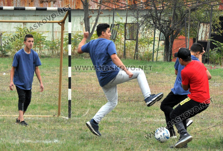 В Автото приобщават новаците 8-класници с футбол