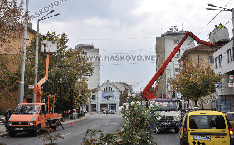 Стягат коледната украса на Хасково