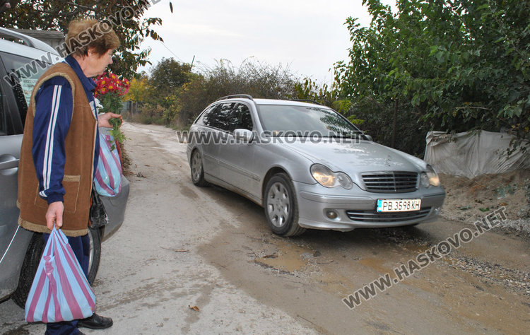 Теч от авария наводни Куба, изрови улица във вилната зона