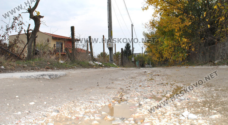 Теч от авария наводни Куба, изрови улица във вилната зона