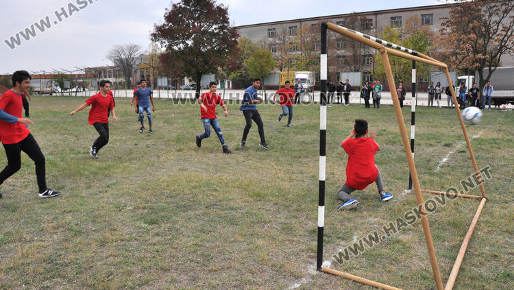 В Автото приобщават новаците 8-класници с футбол