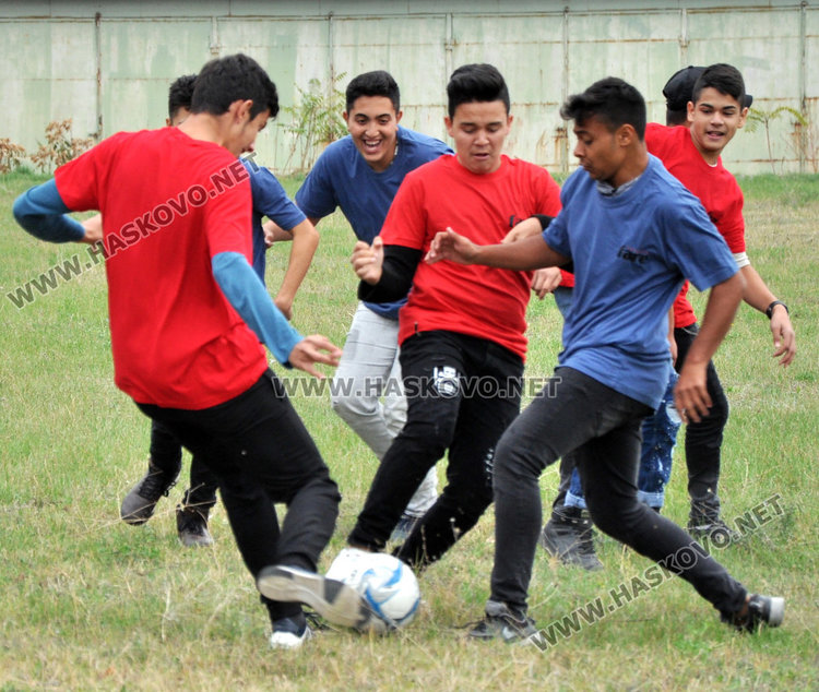 В Автото приобщават новаците 8-класници с футбол