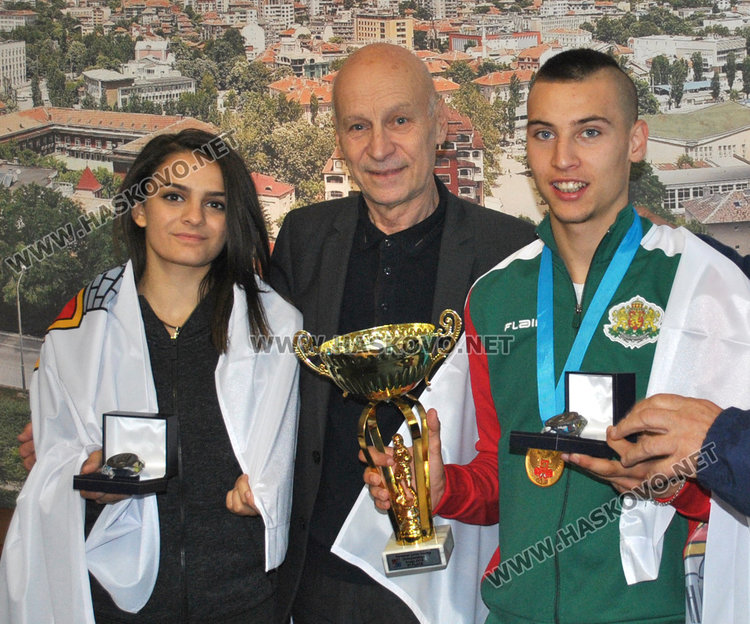 Кметът подари плакети и знамето на Хасково на шампионите Емирджан и Горяна