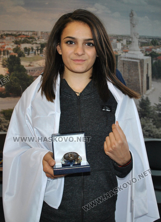 Кметът подари плакети и знамето на Хасково на шампионите Емирджан и Горяна