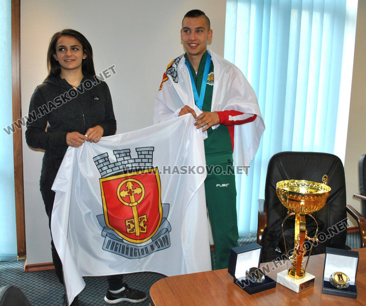 Кметът подари плакети и знамето на Хасково на шампионите Емирджан и Горяна