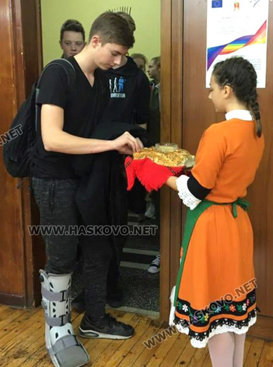 Ученици от Германия играха право хоро и ръченица в Младежкия център