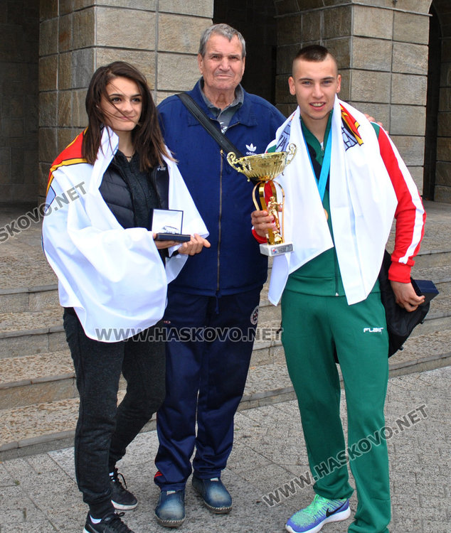 Кметът подари плакети и знамето на Хасково на шампионите Емирджан и Горяна