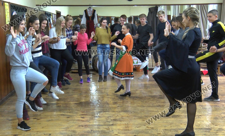 Ученици от Германия играха право хоро и ръченица в Младежкия център