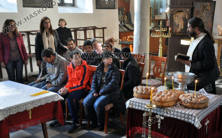 Отслужиха молебен за здраве на децата с увреждания 