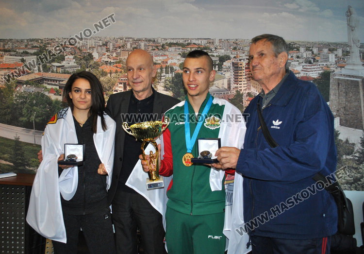 Кметът подари плакети и знамето на Хасково на шампионите Емирджан и Горяна