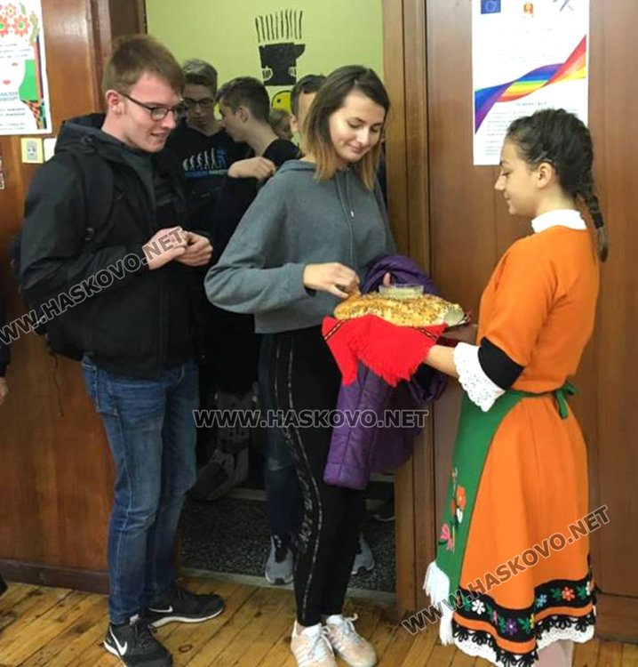 Ученици от Германия играха право хоро и ръченица в Младежкия център