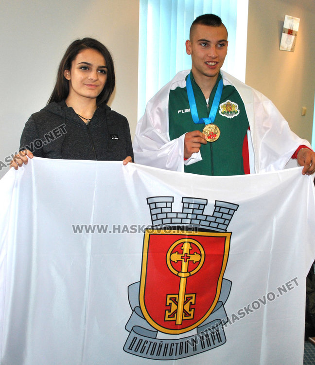 Кметът подари плакети и знамето на Хасково на шампионите Емирджан и Горяна