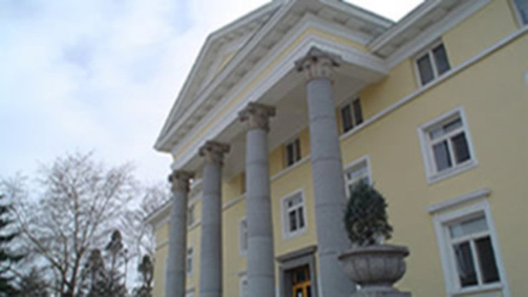 Община Кърджали кани децата на Кърджали на детския спектакъл „Долината  на  усмивките”