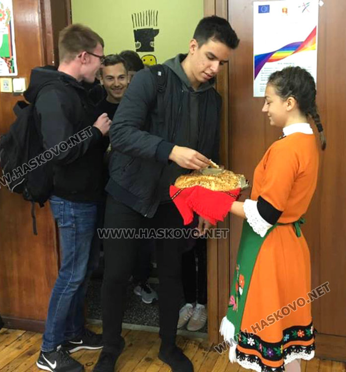 Ученици от Германия играха право хоро и ръченица в Младежкия център