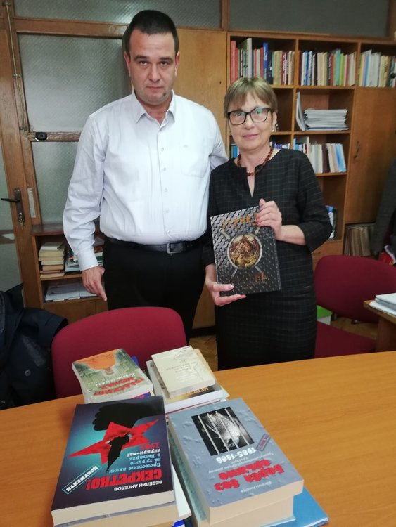 Областният управител дари книги на Регионалната библиотека в седмицата на четенето 