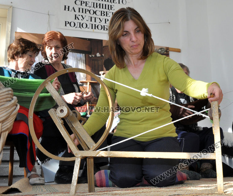 Топли ръце заплитат топлина за бедните в Конуш и Хасково