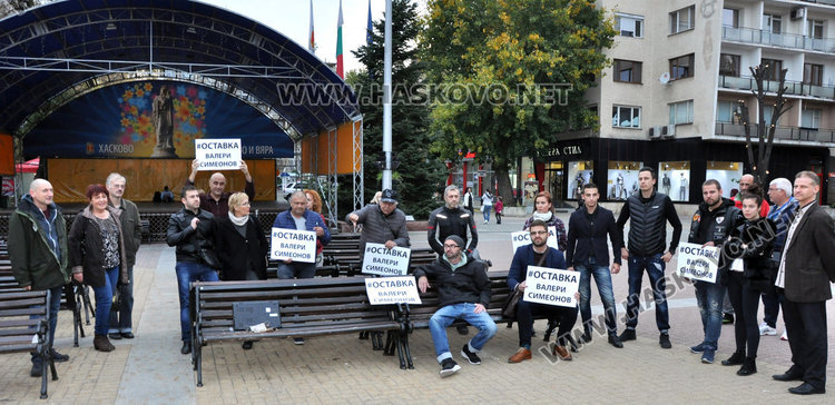 Протестът на площад "Свобода" в сряда бе малоброен, очакванията на организаторите на новия са в събота да дойдат 1000 души