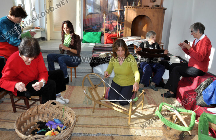 Топли ръце заплитат топлина за бедните в Конуш и Хасково