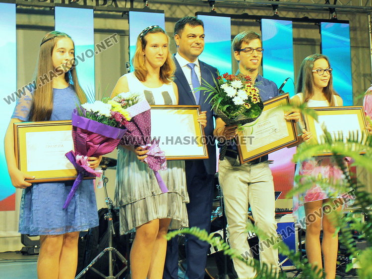 Близо 25 000 лева за 190 даровити деца от Димитровград