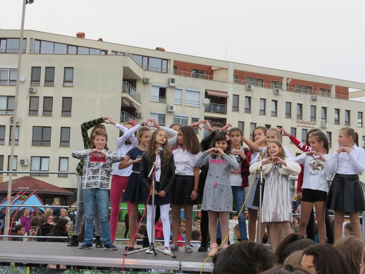 С песен за приятелството малките певци от "Звънче" подгряваха сцената за Тита