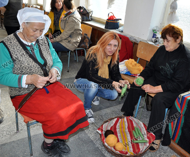 Топли ръце заплитат топлина за бедните в Конуш и Хасково