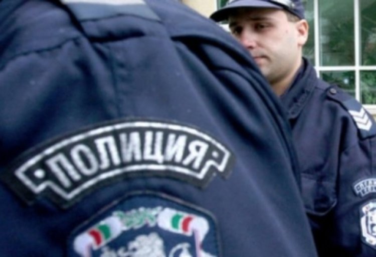 Кърджалиец прави стриптийз в Районното управление, налита на полицаи