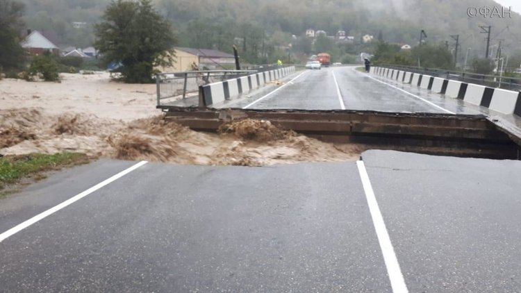 Извънредно положение: Потоп отцепи Сочи от света (видео)