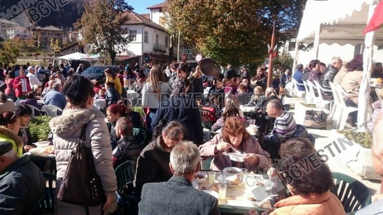 Традиционно домакините поднясат за всички гости на празник курбан и бобена чорба за всички, приготвена по местна рецепта