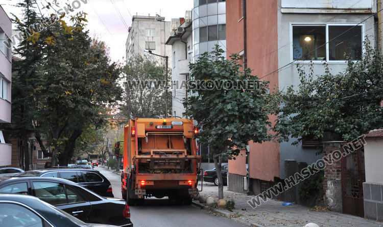 Боклукчийски камион задръсти еднопосочна улица