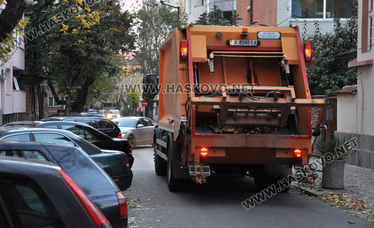 Боклукчийски камион задръсти еднопосочна улица