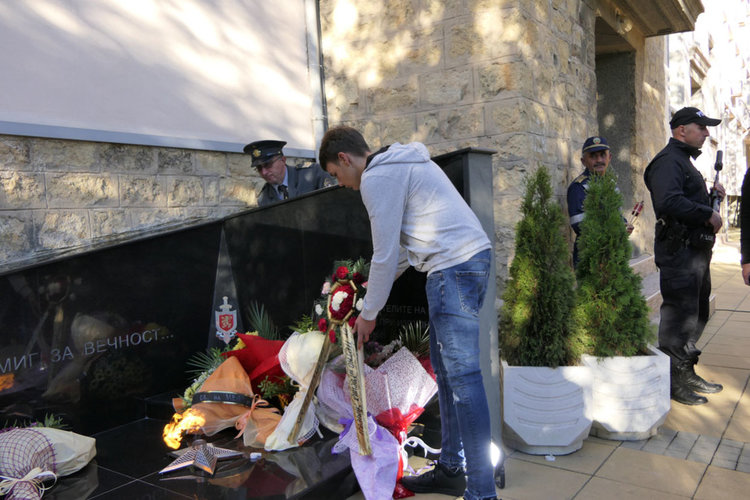 Вътрешният министър откри паметник на загиналите полицаи и пожарникари в Кърджали