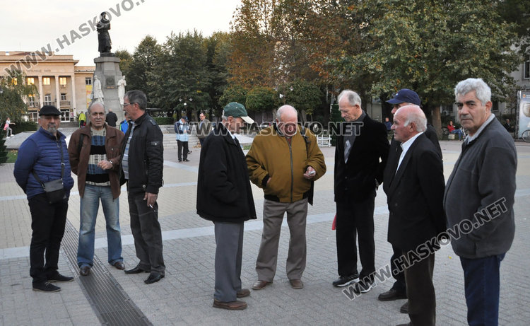 Младите от площад „Свобода”: Ако няма промяна, горим с държавата