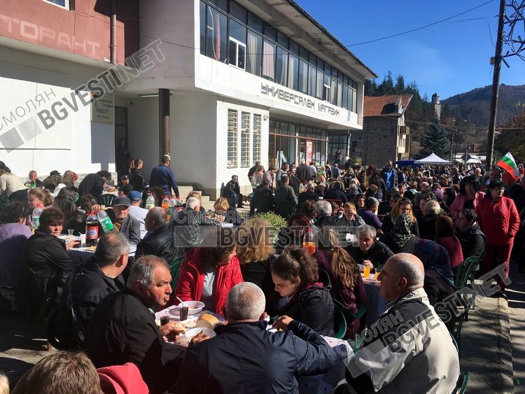 Цялото село дарява продукти за курбана и фасулевата чорба, с които се посрещат стотиците гости