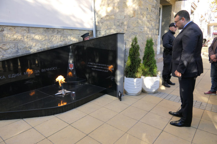 Вътрешният министър откри паметник на загиналите полицаи и пожарникари в Кърджали