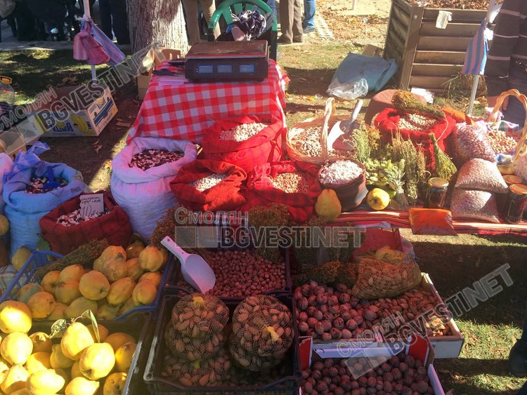 Всичко произведено от местните стопани беше красив оподредено на щандовете на производителите