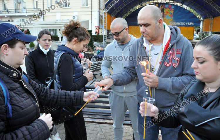 Младите от площад „Свобода”: Ако няма промяна, горим с държавата